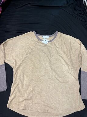 LIAM & Co Neutral Beige  Tee with Heathered Gray Trim ladies shirt small NWT